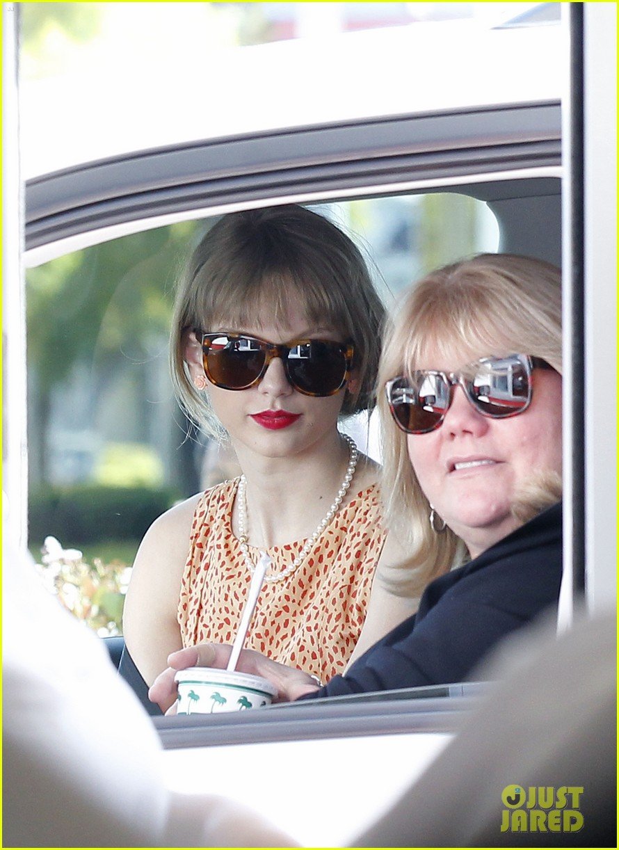 Full Sized Photo Of Taylor Swifts Mother Andrea Diagnosed With Cancer 02 Taylor Swift Reveals