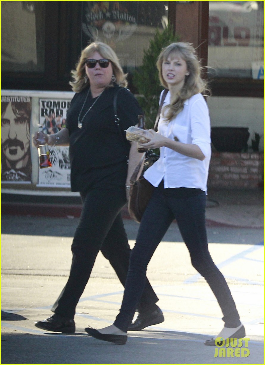 Full Sized Photo of taylor swifts mother andrea diagnosed with cancer