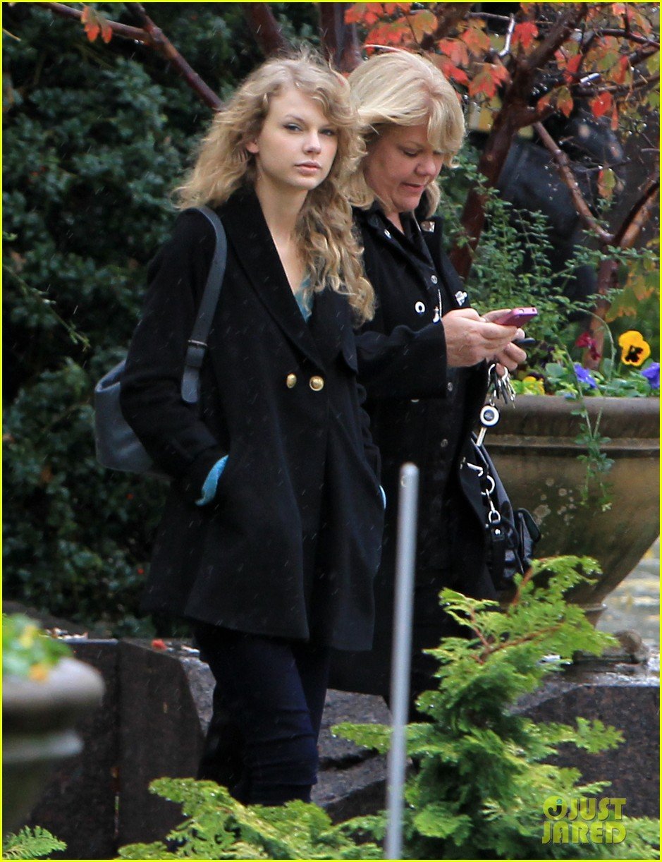 Full Sized Photo of taylor swifts mother andrea diagnosed with cancer