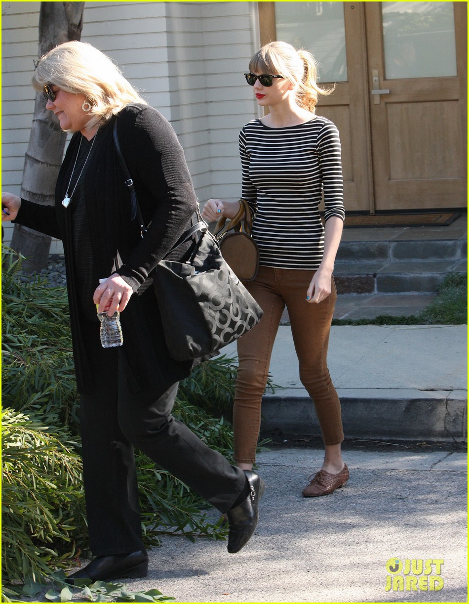 Full Sized Photo Of Taylor Swifts Mother Andrea Diagnosed With Cancer