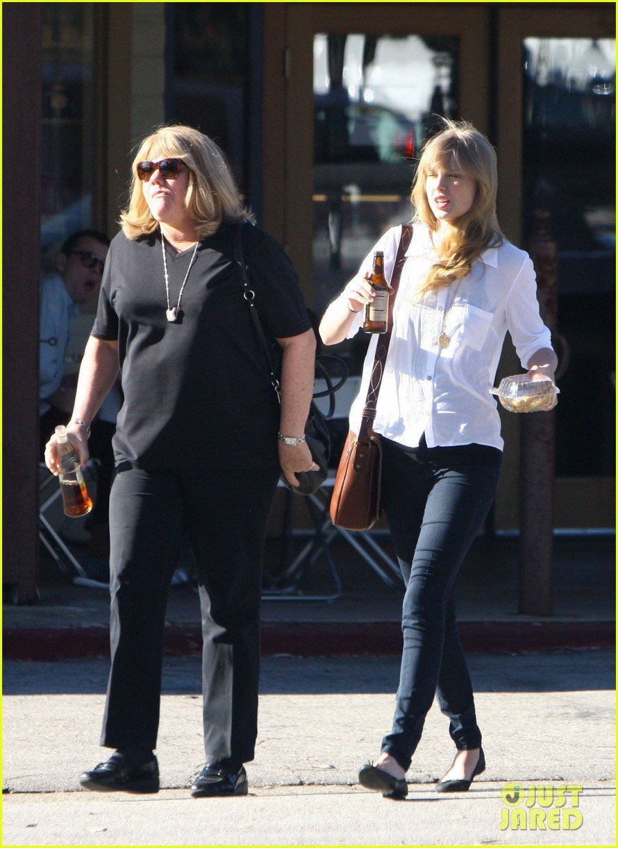 Taylor Swift Reveals Her Mom Andrea Has Cancer Photo 797361 Photo