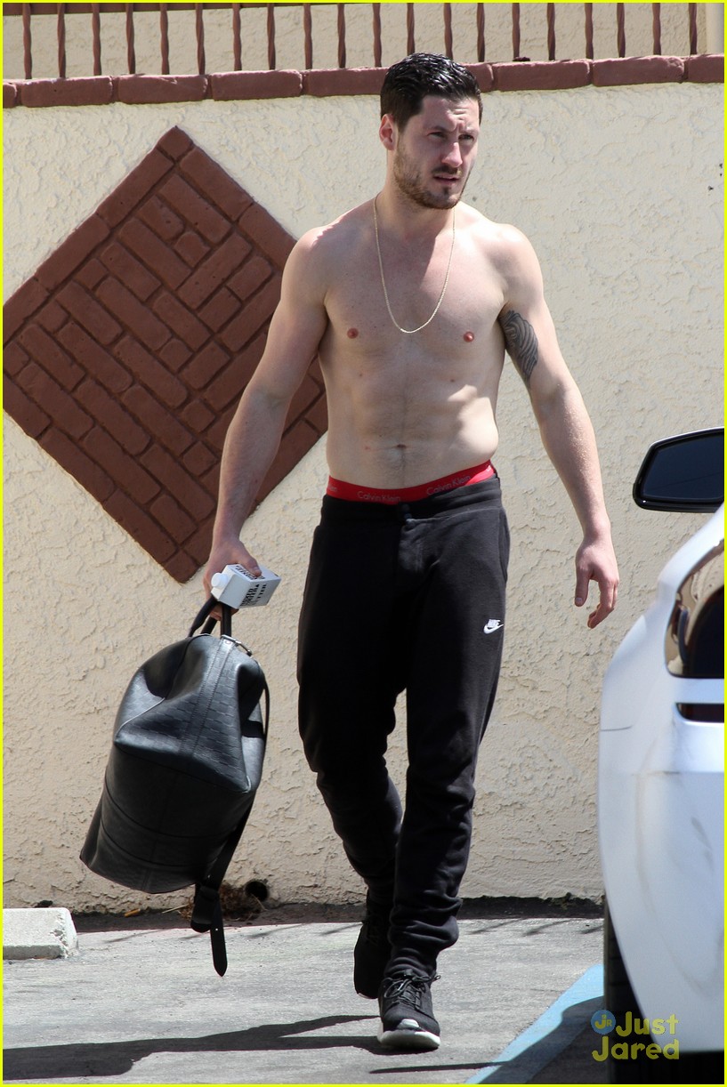 Val Chmerkovskiy Goes Shirtless After Dwts Practice With Rumer Willis Photo 799397 Photo