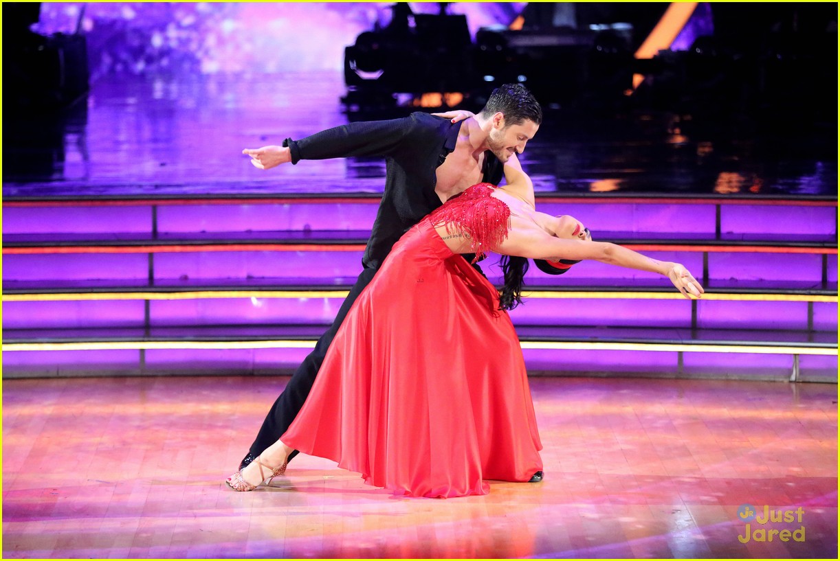 Rumer Willis & Val Chmerkovskiy Take on 60s Jive on 'DWTS' Photo