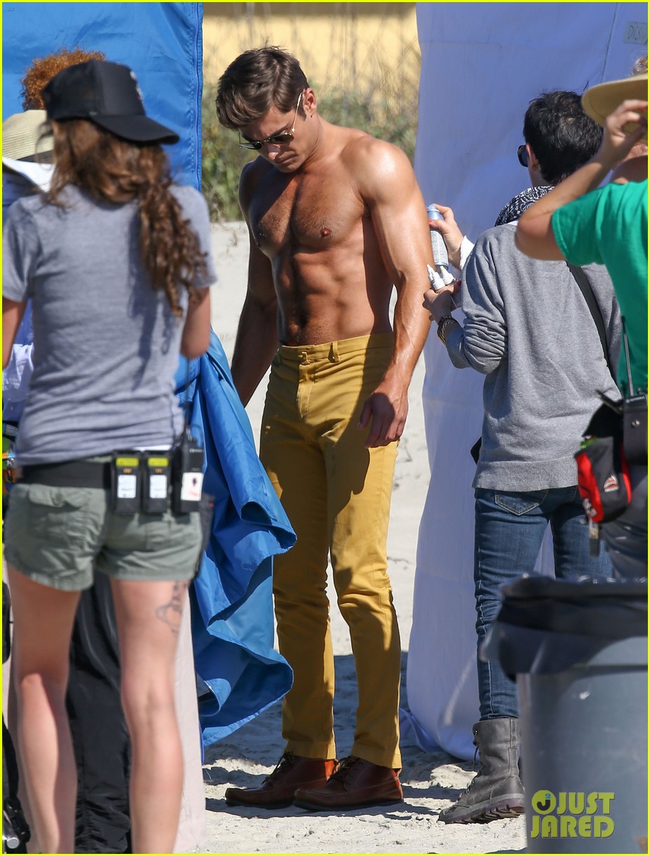 Zac Efron And His Co Star Robert De Niro Show Their Shirtless Bodies Photo 807116 Photo 7543