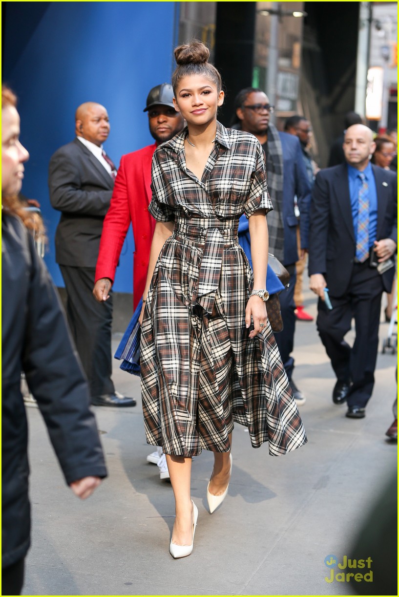Zendaya Gives Hugs To Fans After Promoting Radio Disney Music Awards In ...