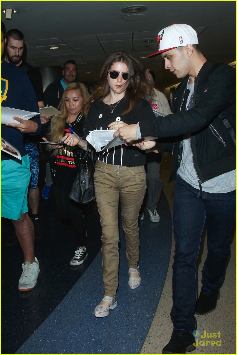 Full Sized Photo of anna kendrick hailee steinfeld brittany snow pp2