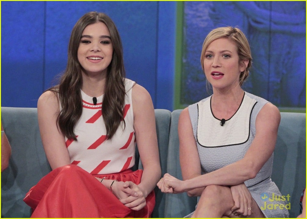 Full Sized Photo of anna kendrick hailee steinfeld brittany snow pp2