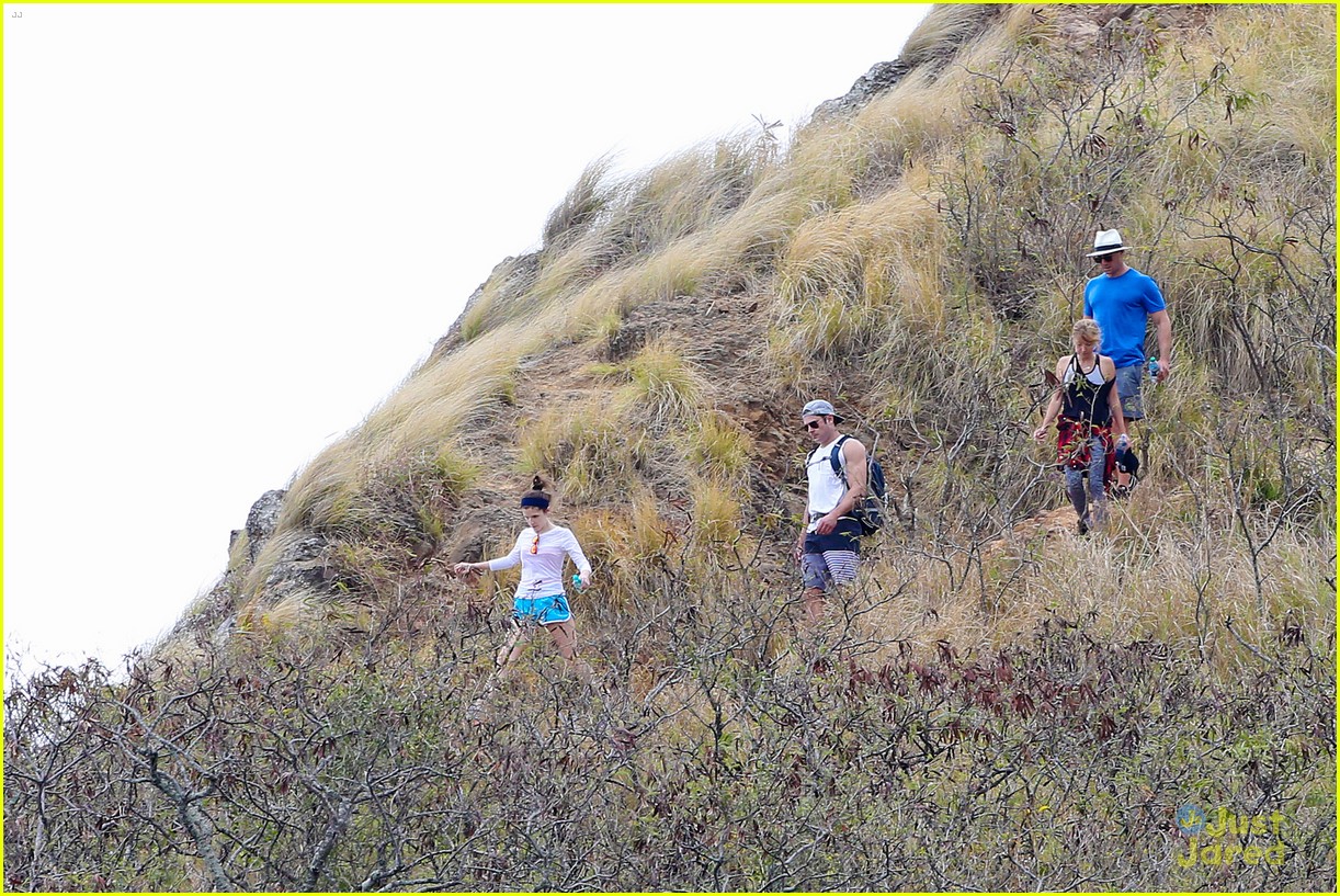 Full Sized Photo Of Anna Kendrick Joined Zac Efron For His Hawaii Hike