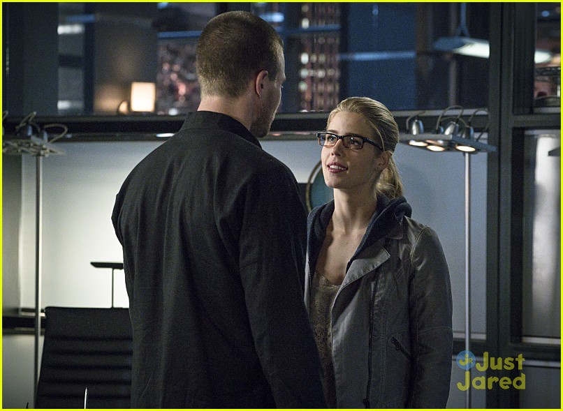 Full Sized Photo Of Arrow Oliver Queen Flash Visit Season Finale Stills 18 Team Arrow Gets 