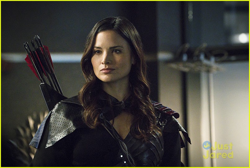 Full Sized Photo of arrow oliver queen flash visit season finale stills 20 Team Arrow Gets