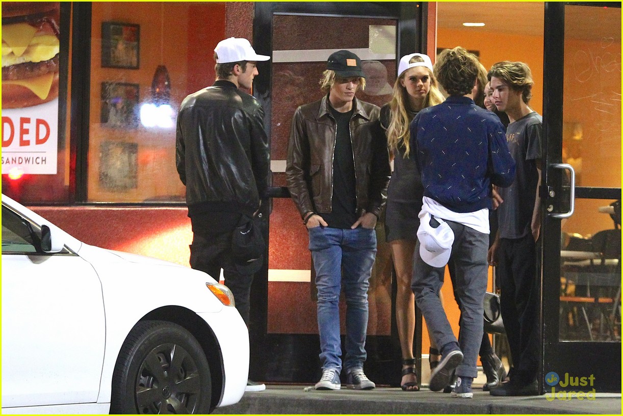 Cody Simpson Grabs Late Night Bite With Friends Photo 818794 Photo Gallery Just Jared Jr