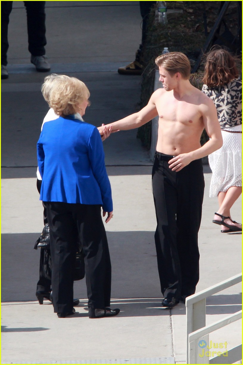 Full Sized Photo Of Derek Hough Goes Shirtless Gets Visit From Kate Hudson 03 Derek Hough Goes 