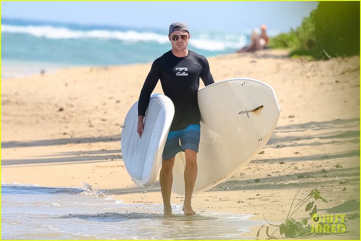 Full Sized Photo of zac efron paddleboard hawaii 09 | Zac Efron Is ...