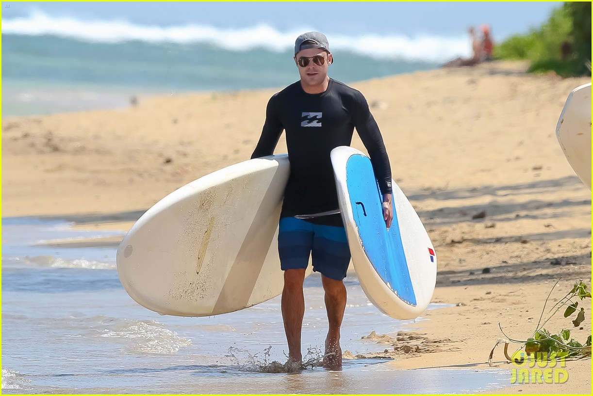 Full Sized Photo of zac efron paddleboard hawaii 15 | Zac Efron Is ...