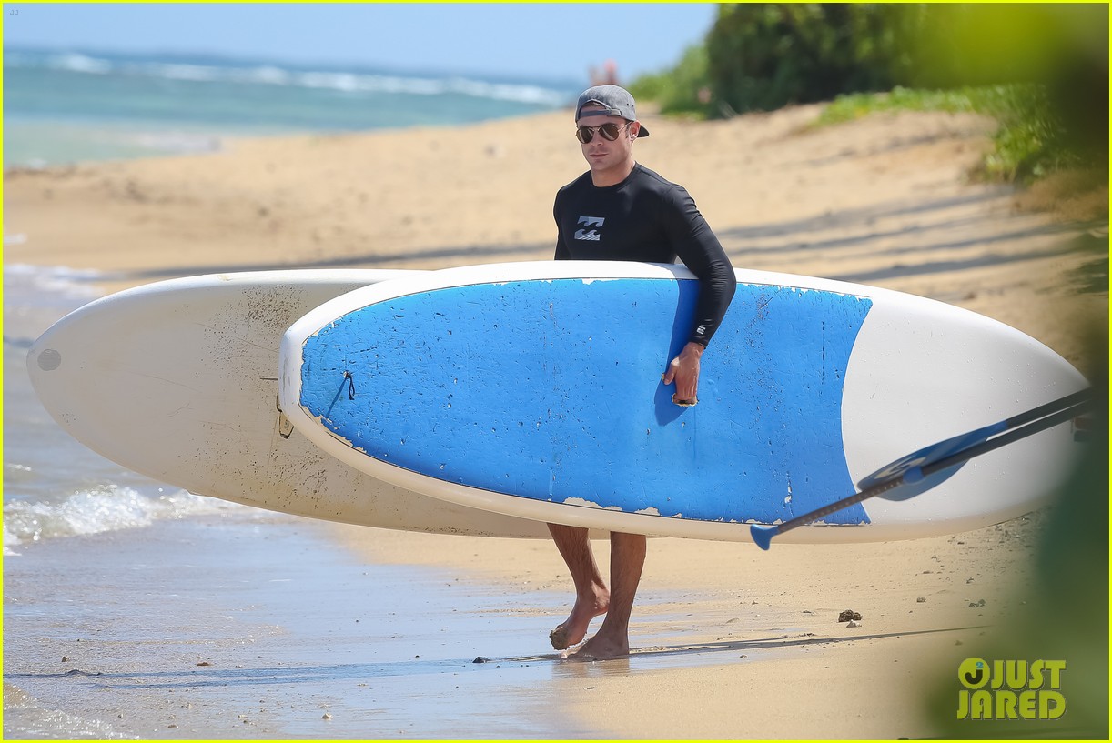 Full Sized Photo of zac efron paddleboard hawaii 16 | Zac Efron Is ...