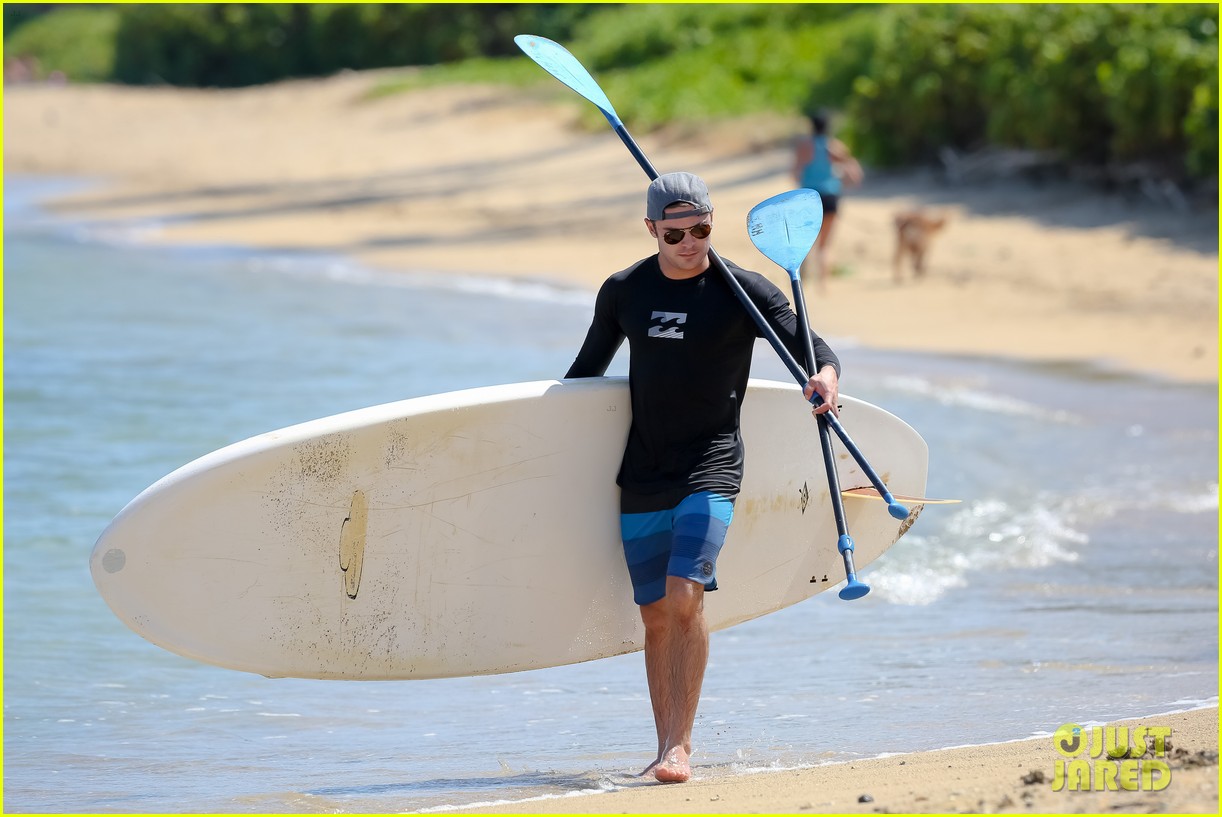 Full Sized Photo of zac efron paddleboard hawaii 18 | Zac Efron Is ...