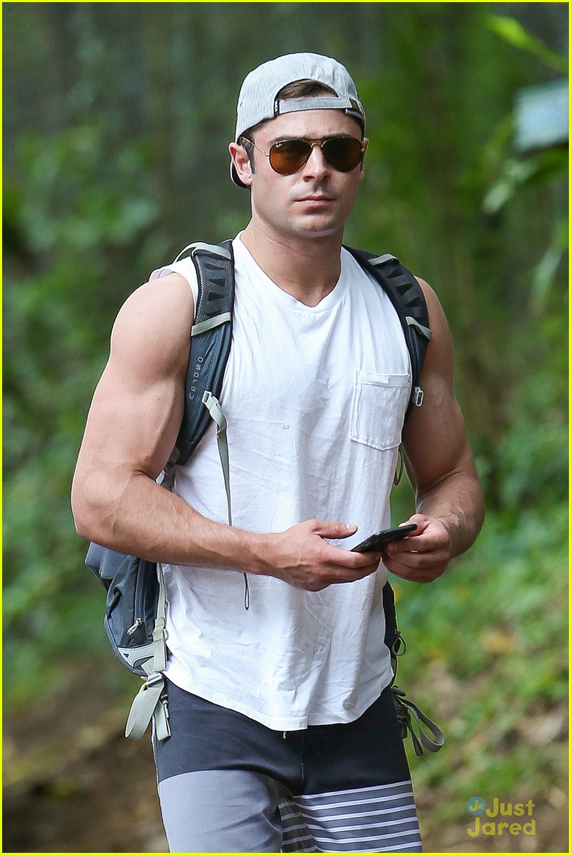 Zac Efrons Ripped Muscles Look Amazing During Memorial Day Weekend