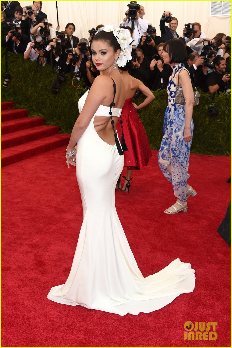 Selena Gomez Shows Off Her Amazing Dress at Met Gala 2015 Photo