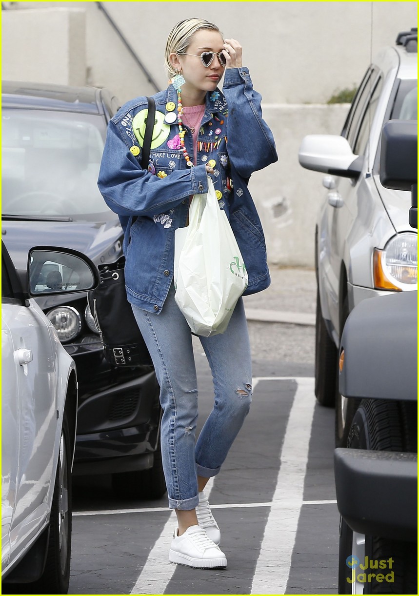 Miley Cyrus Brings the 90s Back With Denim & Spice Girls | Photo 810872 ...