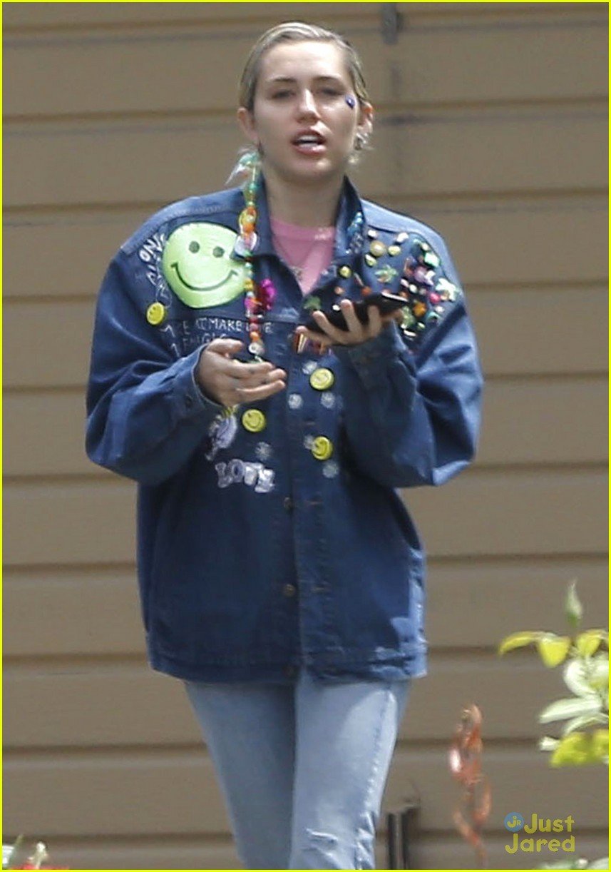Miley Cyrus Brings the 90s Back With Denim & Spice Girls | Photo 810878 ...