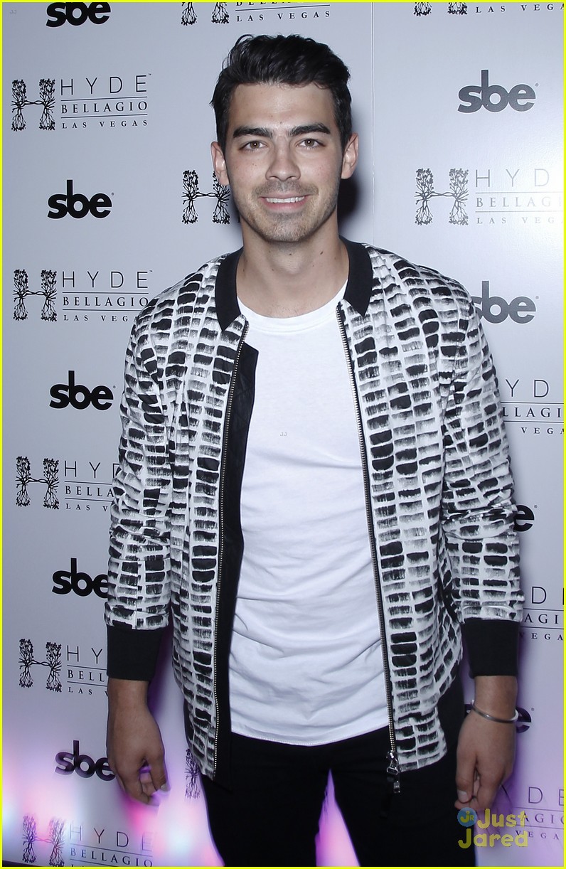 Joe Jonas is 'Still Friends' With ExTaylor Swift Photo 817384