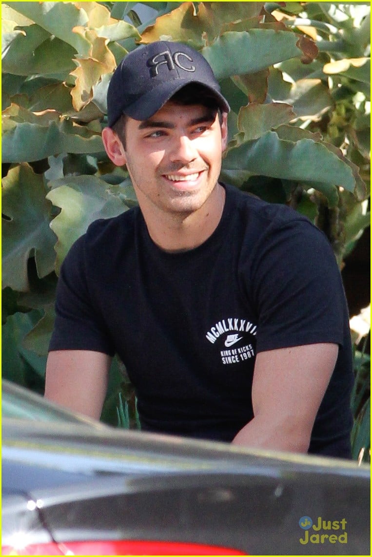 Full Sized Photo Of Joe Jonas Funny Faces 08 Joe Jonas Makes Funny