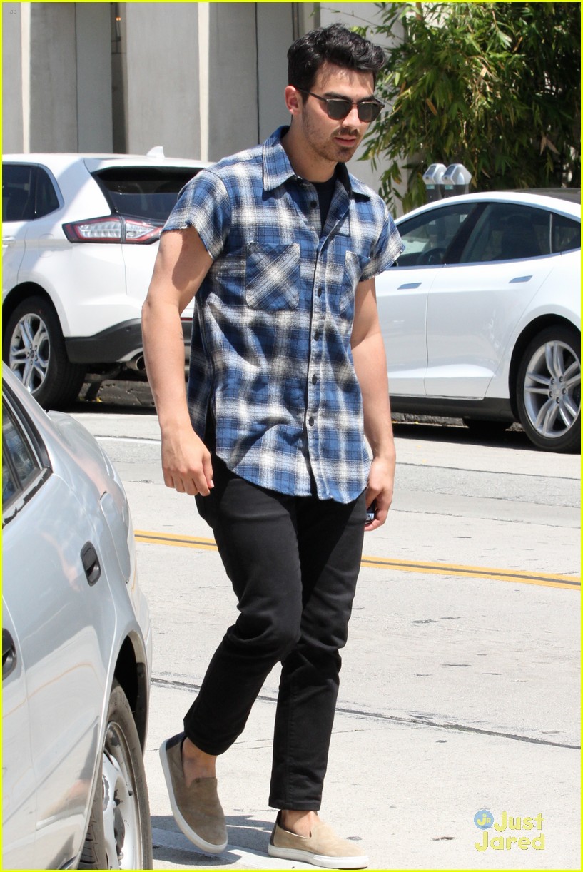 Nick Jonas Dines Out At Chateau Marmont Ahead of iHeartRadio Summer ...