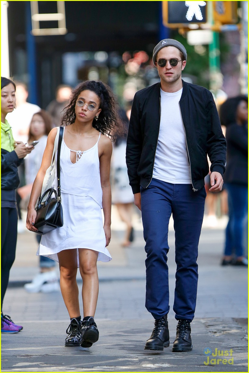 Robert Pattinson And Fka Twigs Look Perfect Together During Casual Nyc Outing Photo 815407