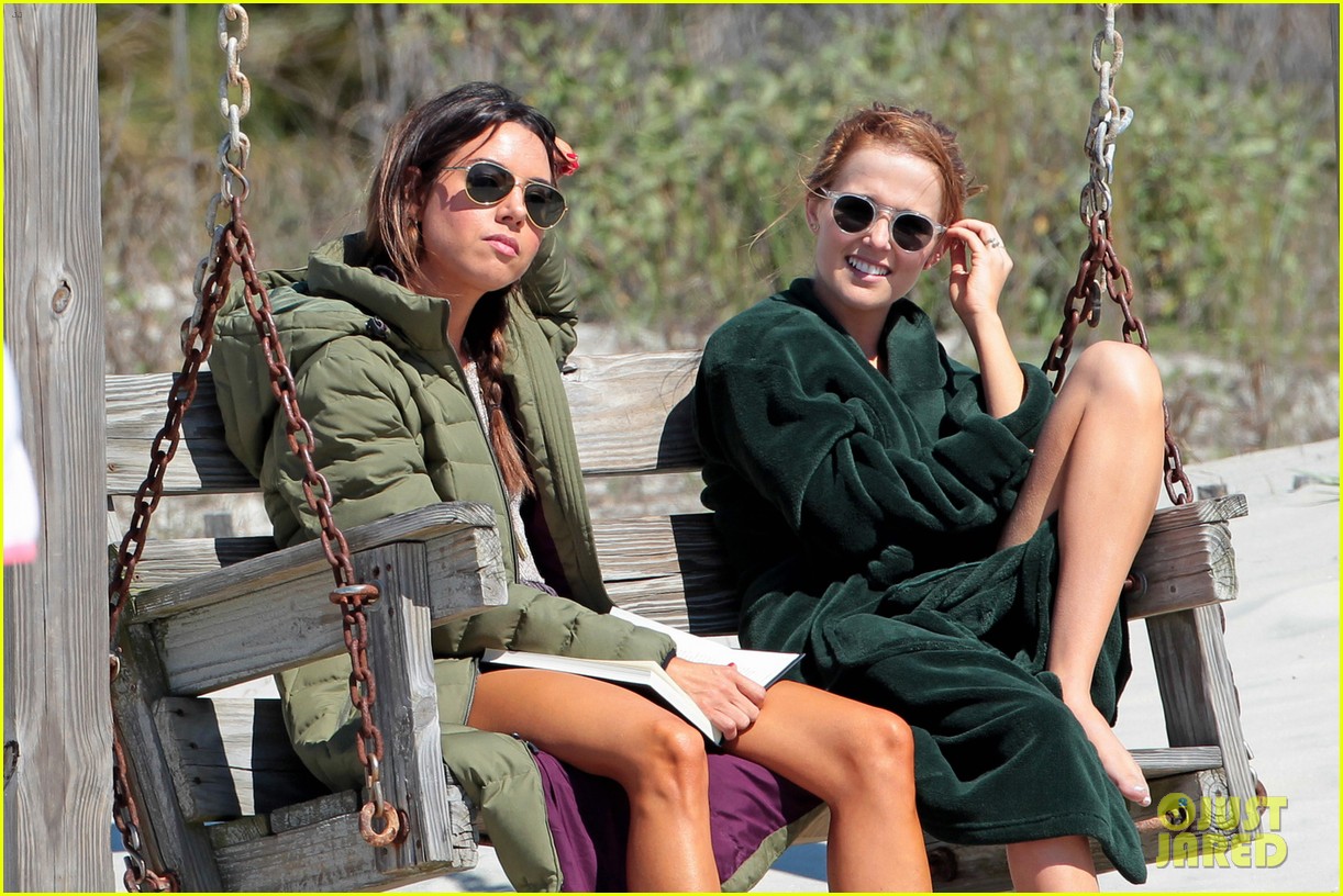 Zoey Deutch & Aubrey Plaza Buddy Up on 'Dirty Grandpa' Set! | Photo