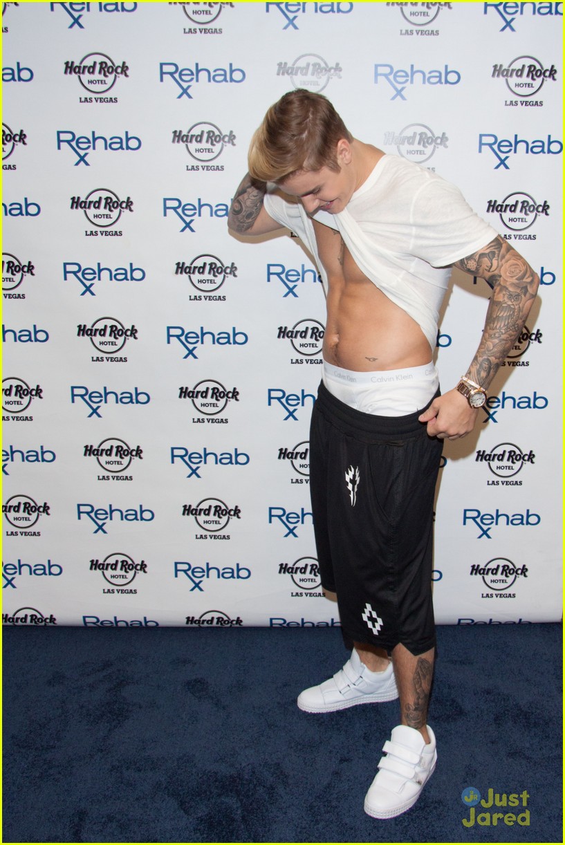 Justin Bieber Checks Out His Own Abs At Pool Party Photo 807782