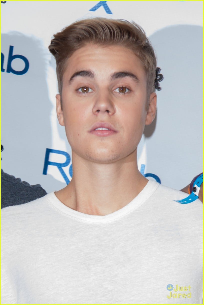 Justin Bieber Checks Out His Own Abs at Pool Party | Photo 807783 ...