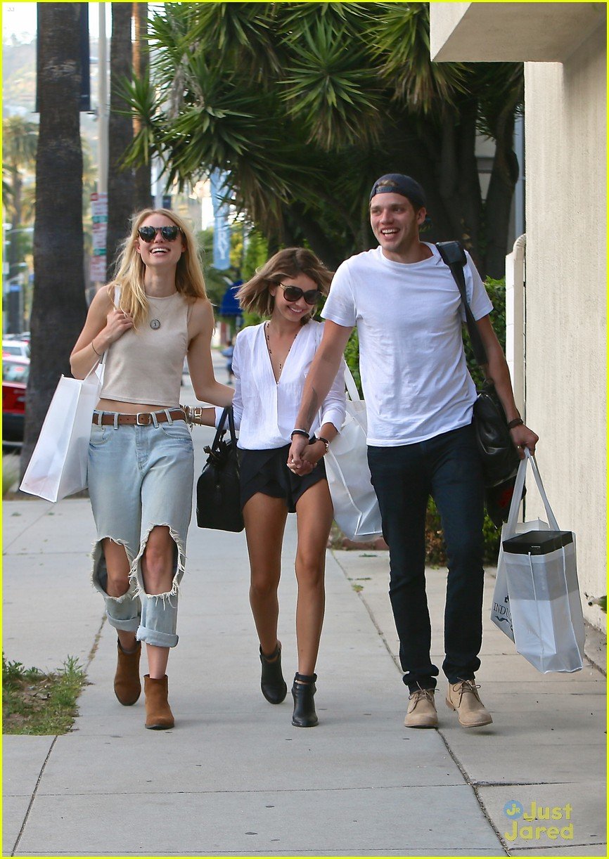 There Was A Vampire Academy Reunion This Week Photo 807709 Dominic Sherwood Lucy Fry Sarah Hyland Vampire Academy Pictures Just Jared Jr