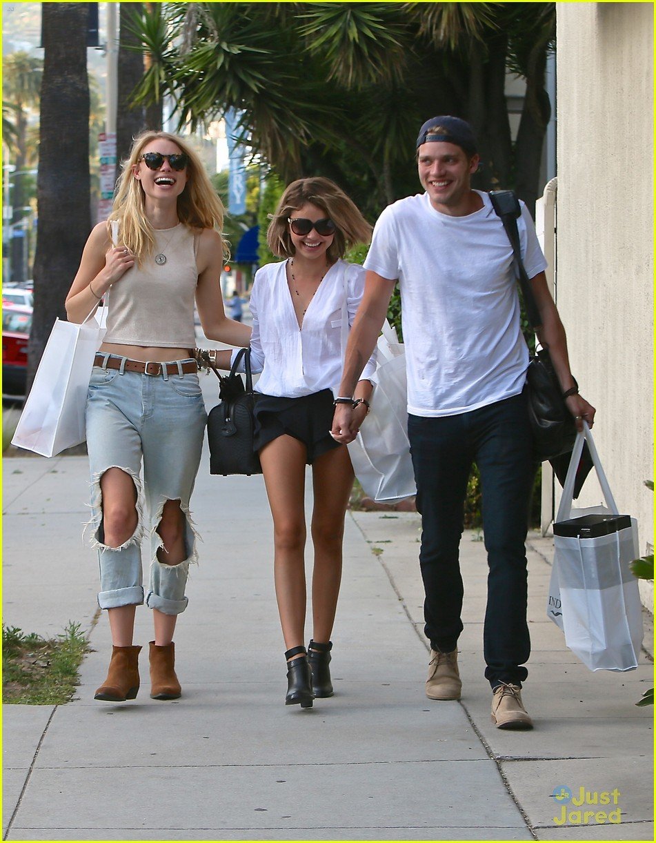 There Was A Vampire Academy Reunion This Week Photo 807710 Dominic Sherwood Lucy Fry Sarah Hyland Vampire Academy Pictures Just Jared Jr