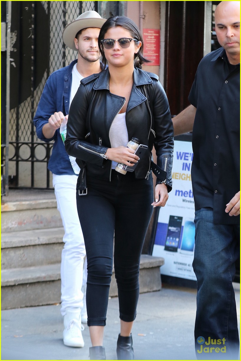 Selena Gomez Is All Smiles for Sunday Church! | Photo 808135 - Photo ...