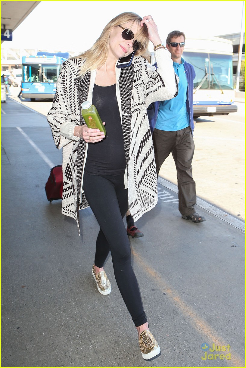 Taylor Swift Jets Off To Japan for Her Tour! | Photo 807878 - Photo ...