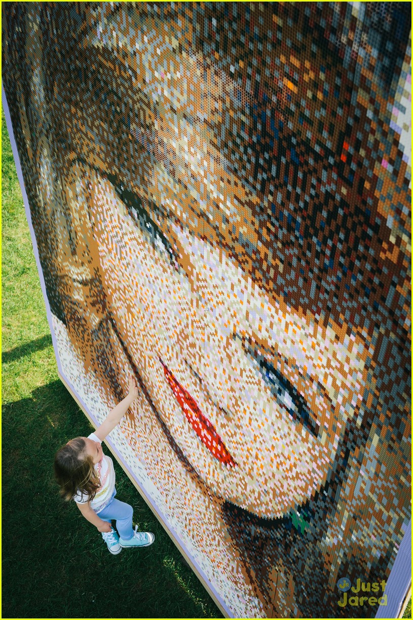 https://cdn.justjaredjr.com/wp-content/uploads/2015/05/taylor-lego/taylor-swifts-lego-portrait-looks-just-like-her-08.jpg