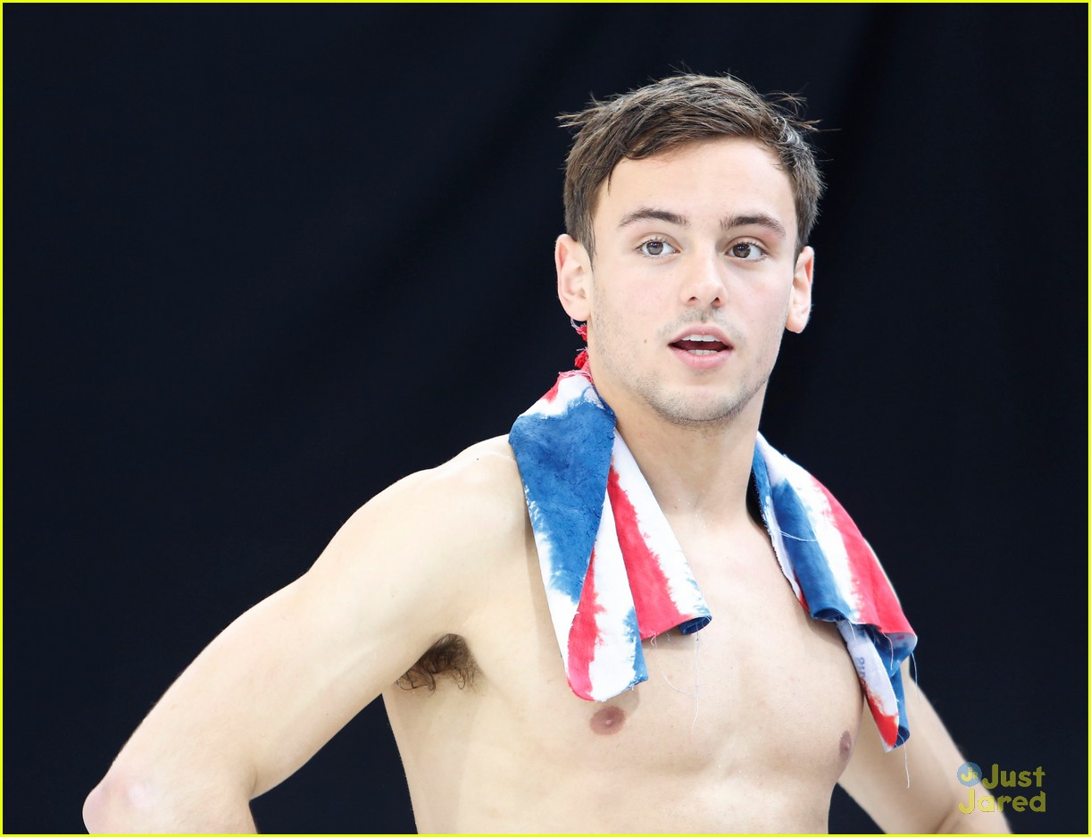 Full Sized Photo of tom daley shows off ripped body after winning gold ...