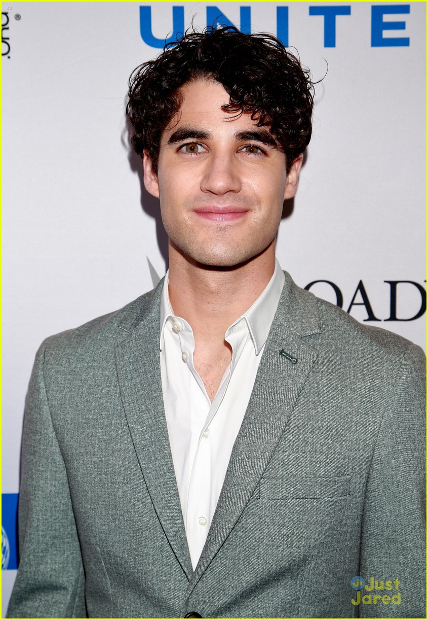 Vanessa Hudgens & Darren Criss Perform Together At Stars In The Alley ...