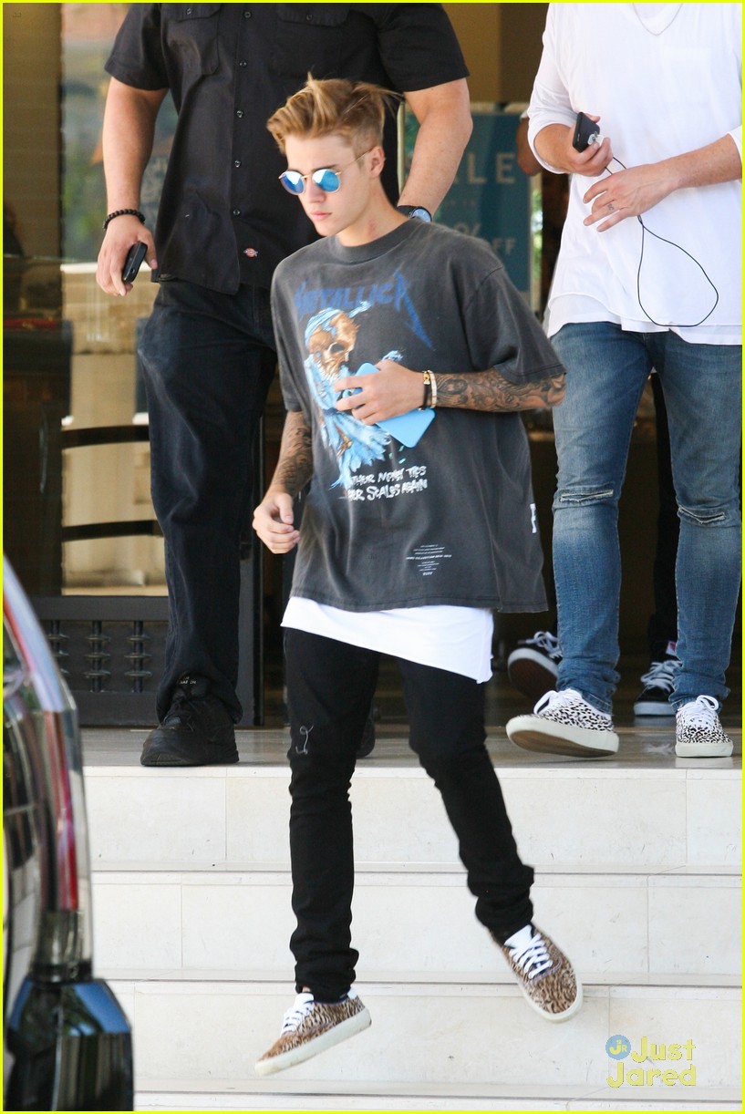 Justin Bieber Makes It A Family Day at Disneyland | Photo 828085 ...