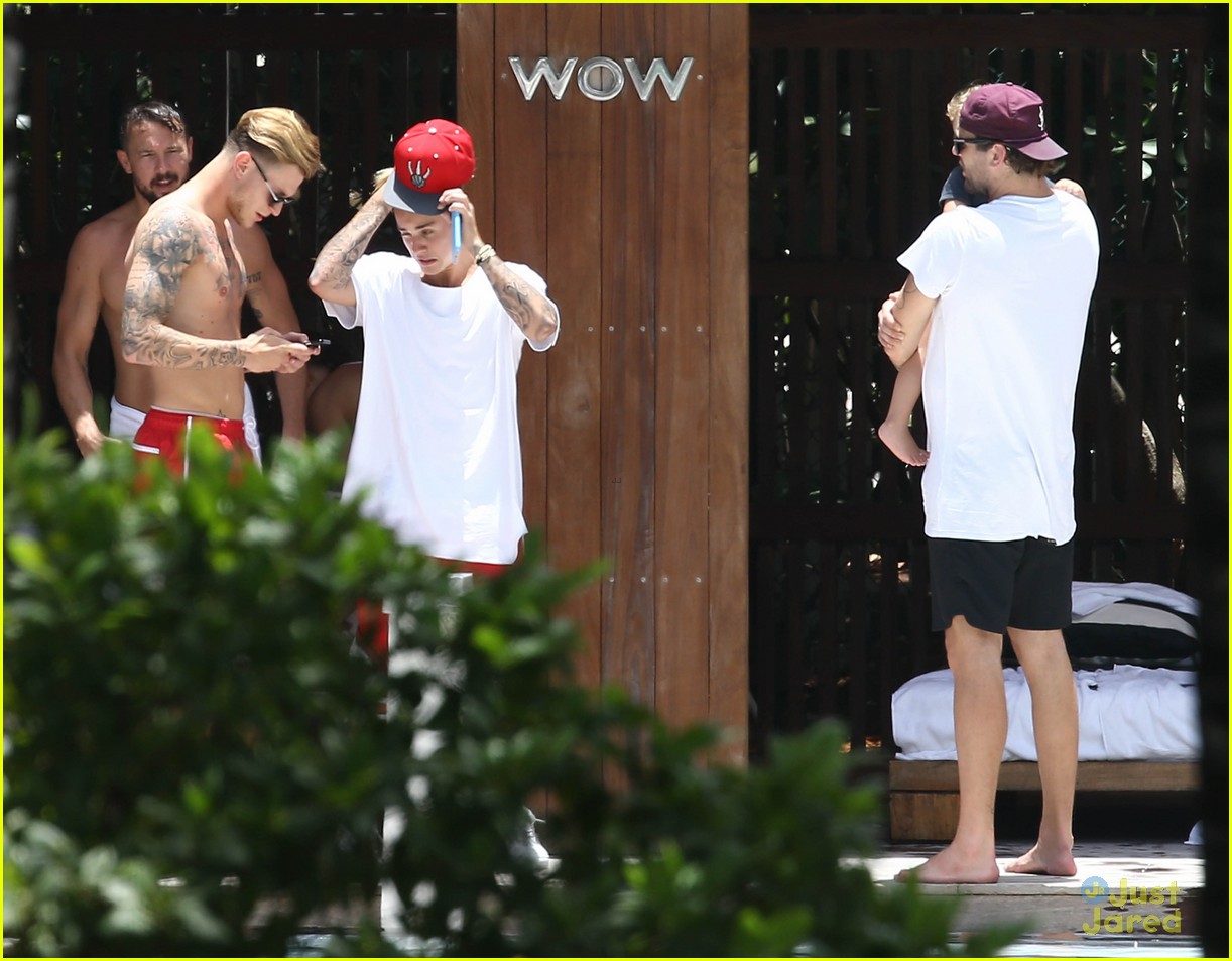 Justin Bieber Plants A Kiss On Pal Hailey Baldwin Poolside In Miami Photo 826057 Photo