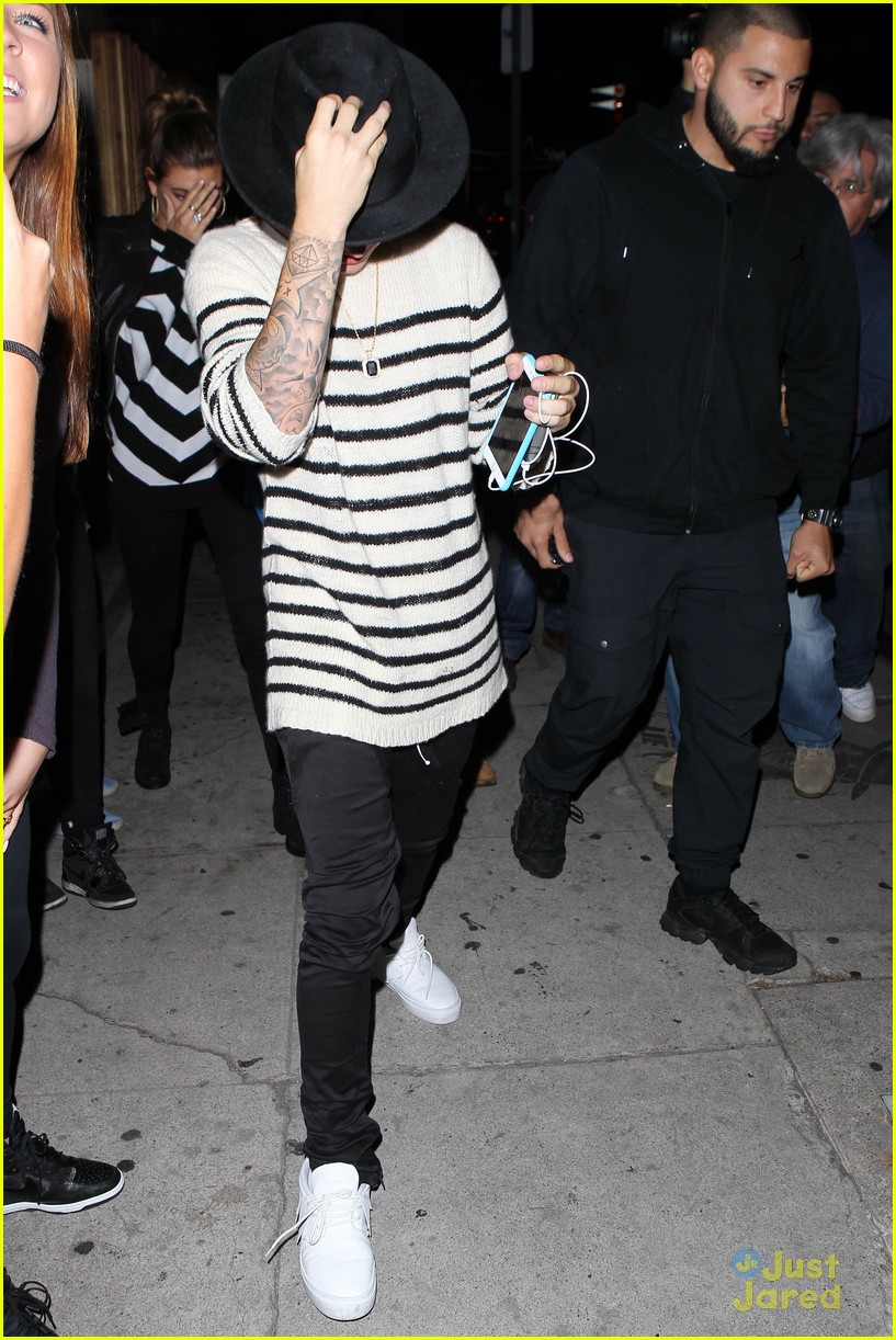 Justin Bieber & Cody Simpson Perform Impromptu Show in West Hollywood ...