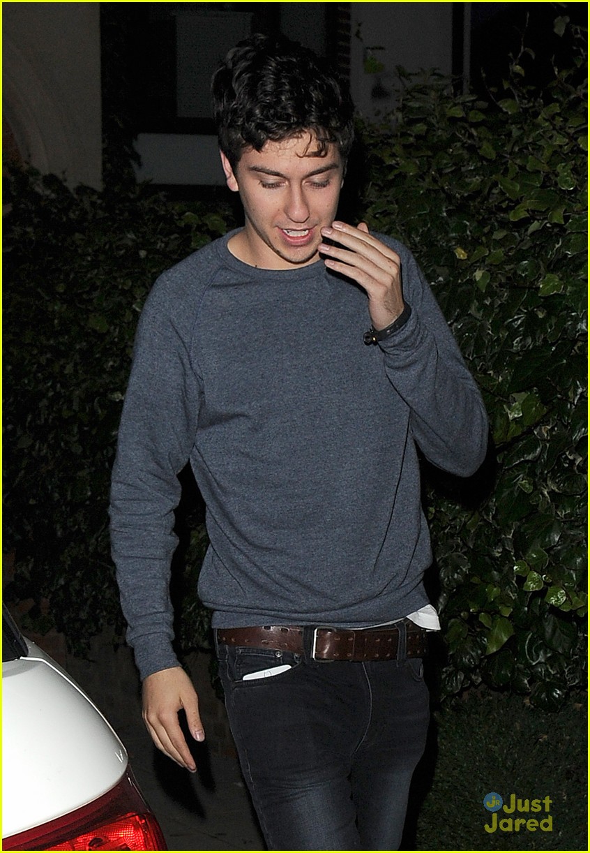 cara delevingne nat wolff travel world with hugs london 03