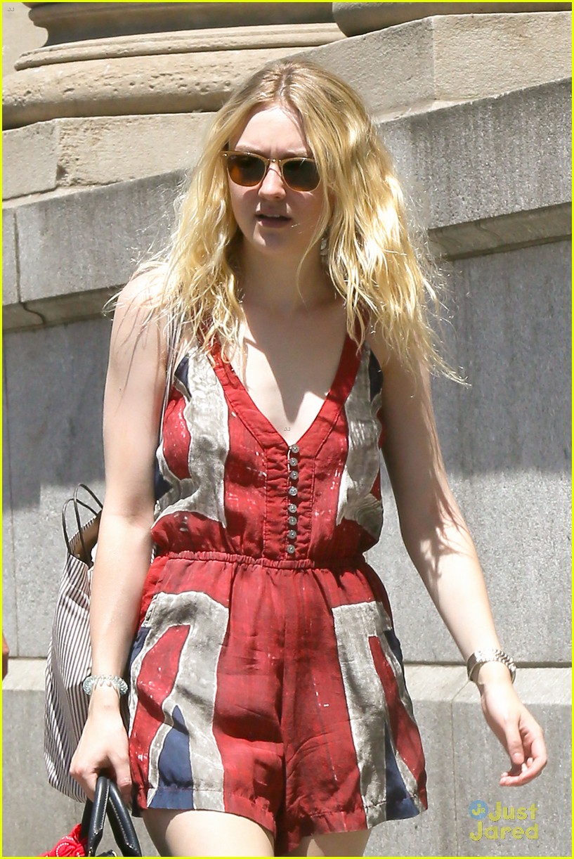 Dakota And Elle Fanning Shop It Up On Separate Coasts Photo 826343 Photo Gallery Just Jared Jr 0949