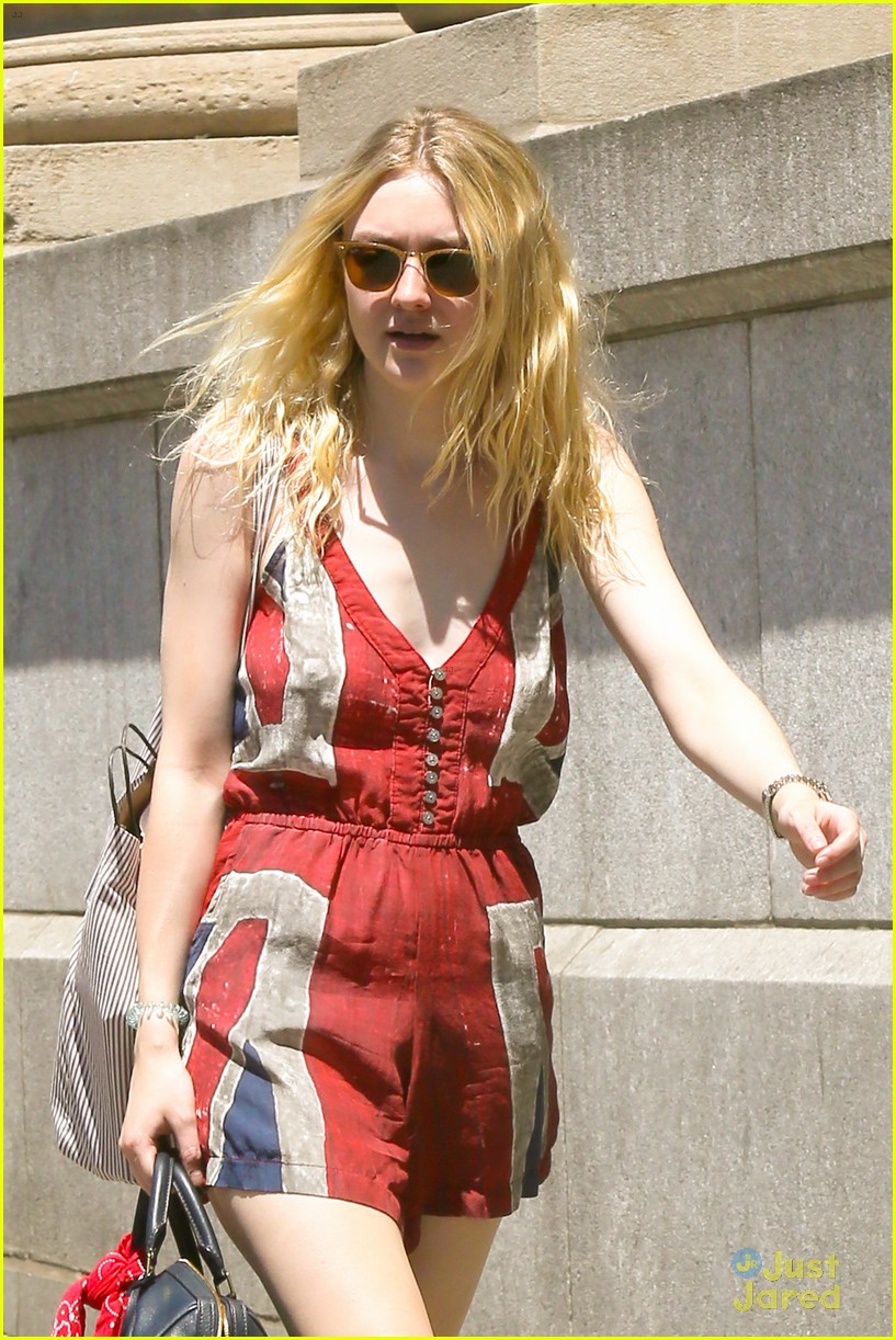 Dakota And Elle Fanning Shop It Up On Separate Coasts Photo 826354 Photo Gallery Just Jared Jr 6921