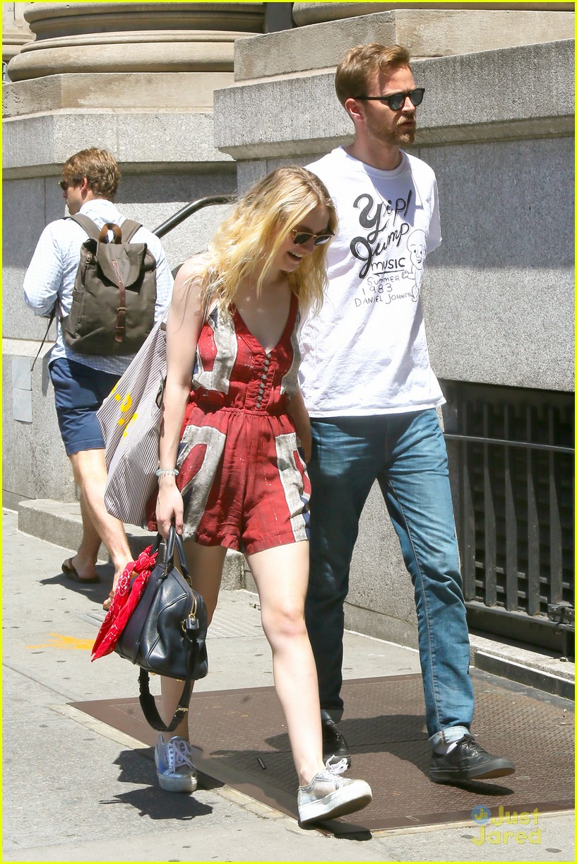 Dakota And Elle Fanning Shop It Up On Separate Coasts Photo 826361 Photo Gallery Just Jared Jr 3493