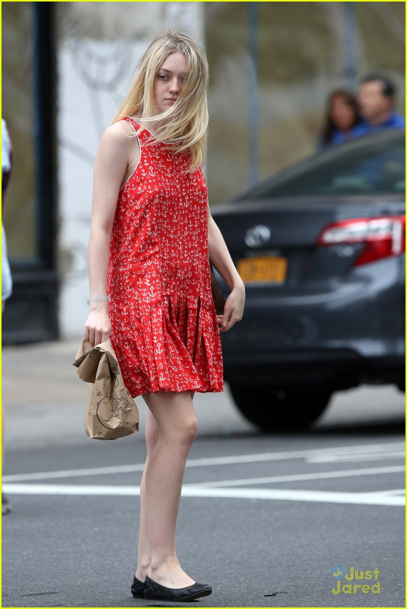 Dakota Fanning Picks Up Chipolte To Go | Photo 828334 - Photo Gallery ...