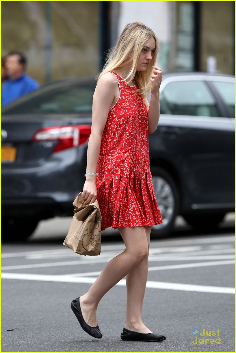 Dakota Fanning Picks Up Chipolte To Go | Photo 828352 - Photo Gallery ...