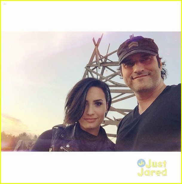 demi lovato joins boyfriend wilmer valderramas tv show 02
