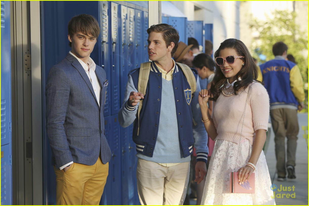 Full Sized Photo of new descendants stills focus on auradon prep 04