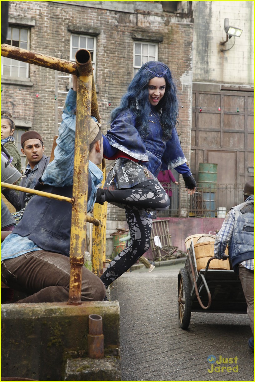 Full Sized Photo of new descendants stills focus on auradon prep 07